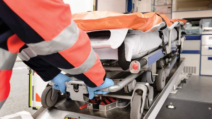 Chargement brancard ambulance Boulogne-sur-Mer