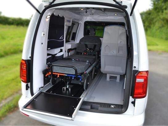 Intérieur ambulance sur route Boulogne-sur-Mer